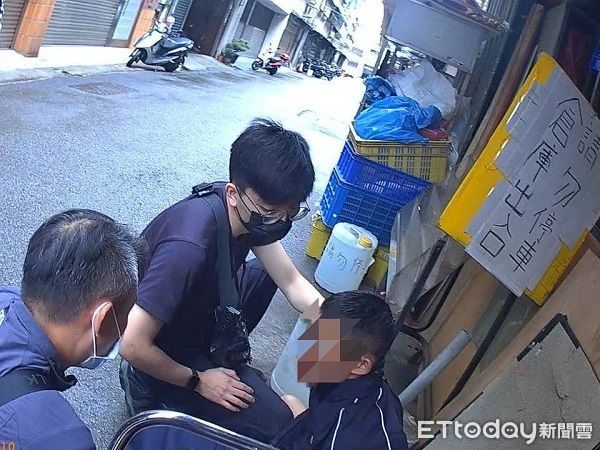 ▲▼李男被壓制在地還辯稱從另一個樓梯下來。（圖／桃園警分局提供）