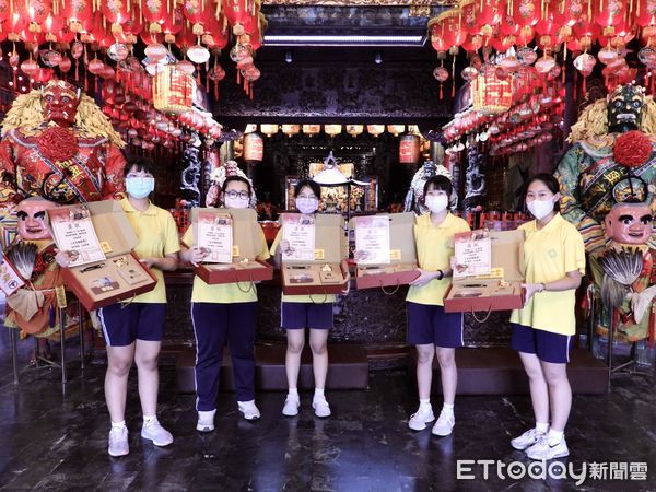 ▲西螺福興宮「太平媽祖獎」橫跨雲林、彰化兩縣高中職、國中小合計80餘所學校畢業典禮中最熱門的一大獎項。（圖／記者蔡佩旻攝）