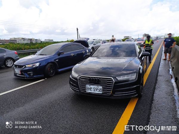 ▲國道一號南向麻豆段4日上午連績發生3起交通事故，計有7部車發生追撞肇事，幸好無人員傷亡，但造成大塞車。（圖／記者林悅翻攝，下同）