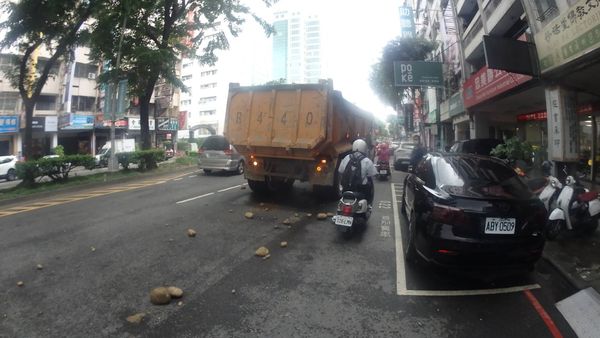 ▲▼一輛砂石車沿路滾落砂石擊中後方車頭，台中警方開罰，最高可罰9千元。（圖／民眾提供）