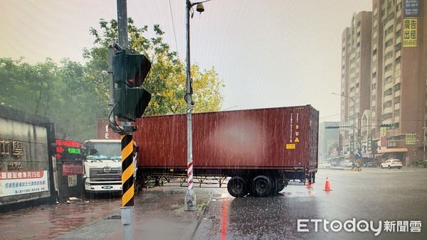 ▲一部聯結車衝撞國中校門，折甘蔗佔據機車道             。（圖／記者吳奕靖翻攝）