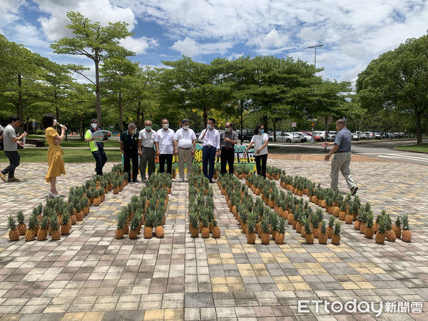 ▲「嘉義縣物產館」今日於國三西螺古坑服務區開幕，邀請翁章梁縣長、高公局長官、嘉義青農等共同出席剪綵。（圖／記者蔡佩旻攝）