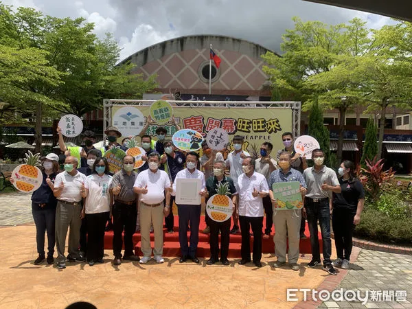 ▲「嘉義縣物產館」今日於國三西螺古坑服務區開幕，邀請翁章梁縣長、高公局長官、嘉義青農等共同出席剪綵。（圖／記者蔡佩旻攝）