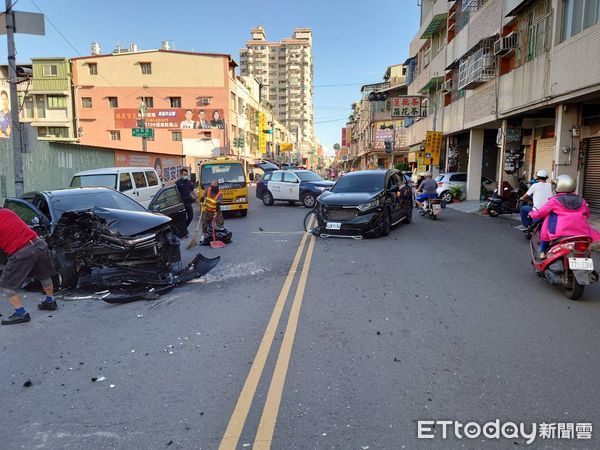 ▲高雄市五甲南華路發生一起車禍，肇事駕駛被搜出毒品，並有通緝身份             。（圖／記者吳奕靖翻攝）