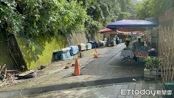 ▲▼    苗栗泰安豆腐街落石砸傷遊客         。（圖／地方中心翻攝）