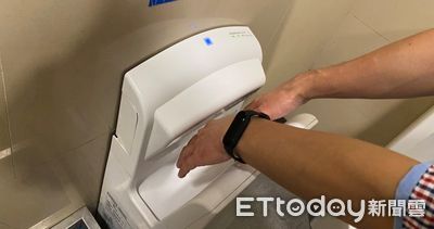 超噁!阿北竟用捷運烘手機「烘腳」 北捷:已立即加強清潔消毒