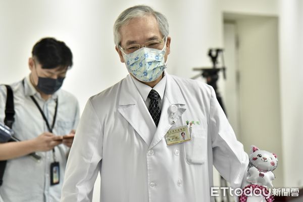 ▲▼北榮院長陳威明視察中正紀念堂接種站最後一日,兒童疫苗接種站,新冠肺炎,本土疫情,新冠肺炎疫苗,輝瑞兒童BNT疫苗,施打疫苗,COVID-19疫苗,BNT兒童疫苗,武漢肺炎,接種疫苗,副作用,不良反應,群體免疫,醫護人員,防護衣,接種率,防疫,緩打潮,疫苗覆蓋率,中重症,共存,清零,5-11歲兒童,mRNA  。（圖／記者李毓康攝）