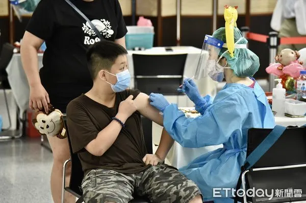 ▲▼中正紀念堂接種站最後一日,兒童疫苗接種站,新冠肺炎,本土疫情,新冠肺炎疫苗,輝瑞兒童BNT疫苗,施打疫苗,COVID-19疫苗,BNT兒童疫苗,武漢肺炎,接種疫苗,副作用,不良反應,群體免疫,醫護人員,防護衣,接種率,防疫,緩打潮,疫苗覆蓋率,中重症,共存,清零,5-11歲兒童,mRNA。（圖／記者李毓康攝）