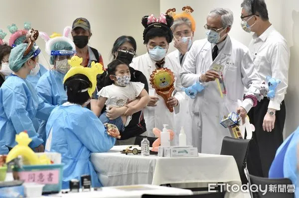 ▲北榮院長陳威明視察中正紀念堂接種站最後一日,兒童疫苗接種站,新冠肺炎,本土疫情,新冠肺炎疫苗,輝瑞兒童BNT疫苗,施打疫苗,COVID-19疫苗,BNT兒童疫苗,武漢肺炎,接種疫苗,副作用,不良反應,群體免疫,醫護人員,防護衣,接種率,防疫,緩打潮,疫苗覆蓋率,中重症,共存,清零,5-11歲兒童,mRNA。（圖／記者李毓康攝）