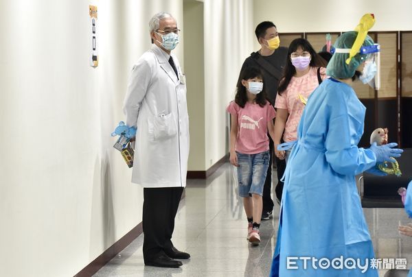 ▲北榮院長陳威明視察中正紀念堂接種站最後一日,兒童疫苗接種站,新冠肺炎,本土疫情,新冠肺炎疫苗,輝瑞兒童BNT疫苗,施打疫苗,COVID-19疫苗,BNT兒童疫苗,武漢肺炎,接種疫苗,副作用,不良反應,群體免疫,醫護人員,防護衣,接種率,防疫,緩打潮,疫苗覆蓋率,中重症,共存,清零,5-11歲兒童,mRNA。（圖／記者李毓康攝）