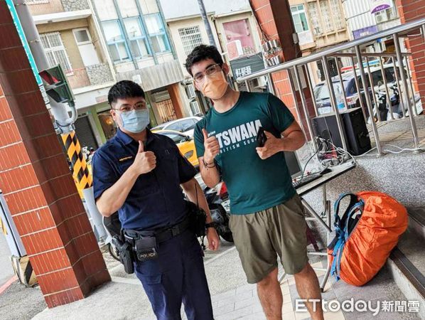 ▲台南市警二分局民權所警員陳俊安、賀旌迪，積極幫忙墨國來台留學男大生尋回手機，讓該學生深深感受台南人的溫情。（圖／記者林悅翻攝，下同）