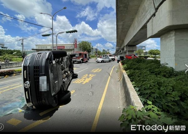 ▲台南市消防局仁德分隊救護車執行緊急搶救勤務，在前往現場途經歸仁區中山路三段高鐵橋下，與1轎車擦撞，造成救護車翻復，3人受傷送醫。（圖／民眾提供，下同）