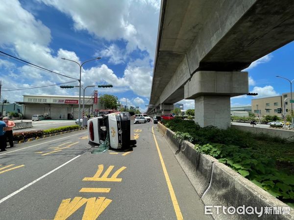 ▲台南市消防局仁德分隊救護車執行緊急搶救勤務，在前往現場途經歸仁區中山路三段高鐵橋下，與1轎車擦撞，造成救護車翻復，3人受傷送醫。（圖／民眾提供，下同）