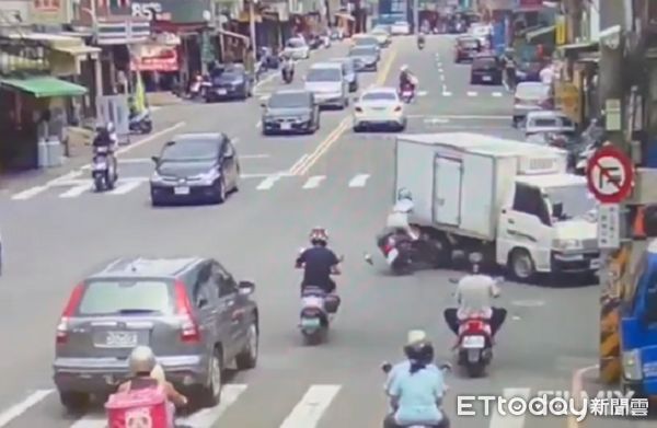 ▲女子騎車直撞轉彎貨車。（圖／記者楊熾興翻攝）