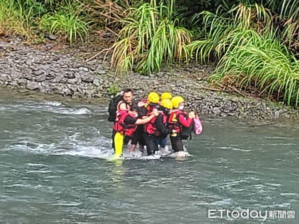 ▲▼警消救援受困烏來阿玉溪沙洲釣魚的3釣客             。（圖／記者陳以昇翻攝）