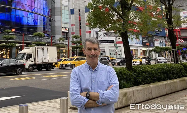 ▲曾任美國CNN亞洲區資深記者的齊邁可獲台灣政府頒發就業金卡取得永久居留權。（圖／記者張君豪翻攝）