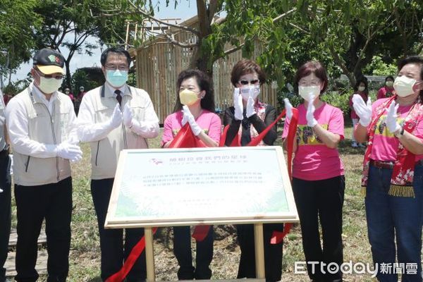 ▲台灣國際職業婦女協會5日於台南市安南區舉辦「世界環境日植樹活動」，市長黃偉哲也到場響應，期望為地球盡一份心力。（圖／記者林悅翻攝，下同）