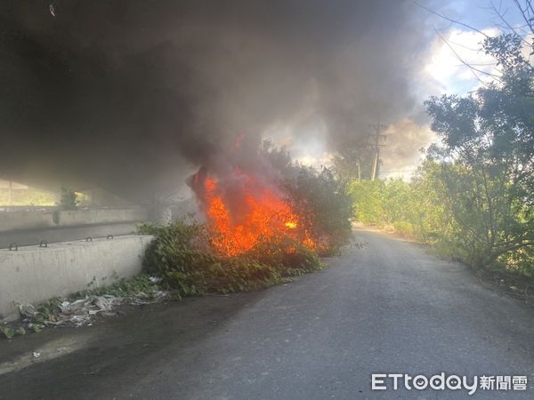 ▲台61線雲林口湖段下方崙東村產業道路今日下午突然發生廢棄貨車自燃事件。（圖／記者蔡佩旻翻攝）