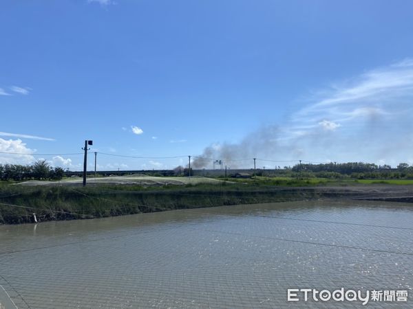 ▲台61線雲林口湖段下方崙東村產業道路今日下午突然發生廢棄貨車自燃事件。（圖／記者蔡佩旻翻攝）