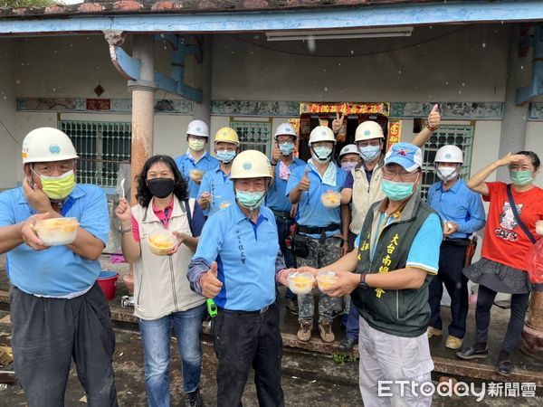 ▲台南市「做工行善團」志工行善腳步不停歇，3天連續假期，每天都有志工挽起袖子帶上工具，前往弱勢案家修繕房屋，只盼弱勢家庭都能有個遮風避雨的家。（圖／記者林悅翻攝，下同）