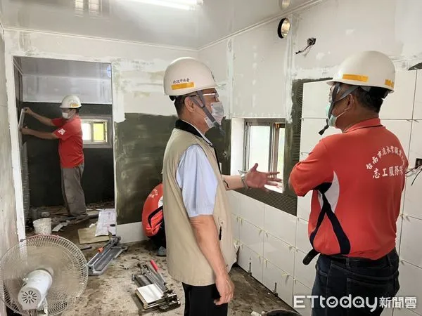 ▲台南市「做工行善團」志工行善腳步不停歇，3天連續假期，每天都有志工挽起袖子帶上工具，前往弱勢案家修繕房屋，只盼弱勢家庭都能有個遮風避雨的家。（圖／記者林悅翻攝，下同）