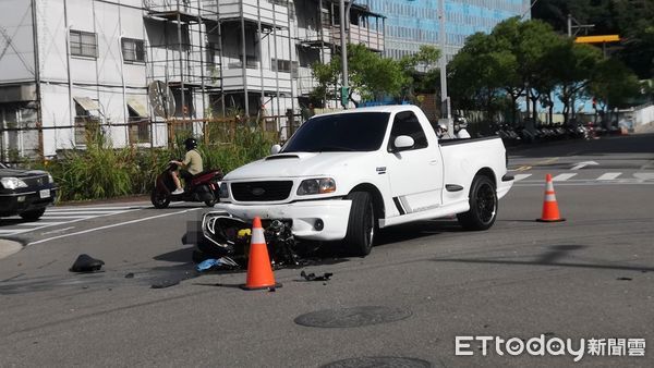 ▲▼台北市南港區南港路一段發生一起嚴重車禍意外，一輛白色貨卡與一輛機車發生碰撞，整台機車卡在車頭，騎士彈飛倒地，沒有生命跡象。（圖／記者黃彥傑攝）