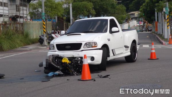 ▲▼台北市南港區南港路一段發生一起嚴重車禍意外，一輛白色貨卡與一輛機車發生碰撞，整台機車卡在車頭，騎士彈飛倒地，沒有生命跡象。（圖／記者黃彥傑攝）