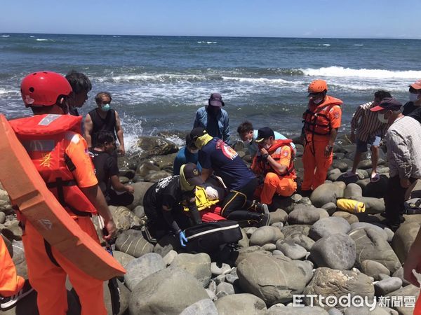 ▲小馬海灘民眾潛水捕撈失聯，海巡消防協力馳援。（圖／記者楊漢聲翻攝）