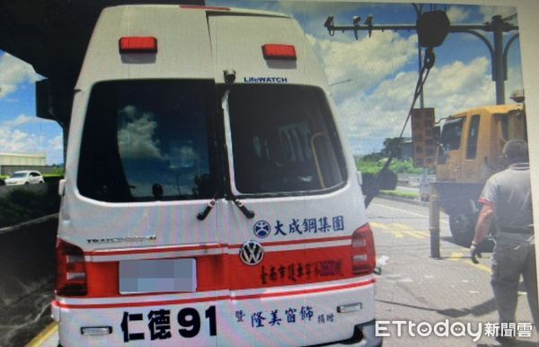 ▲台南市消防局仁德分隊救護車執行緊急搶救勤務，在前往現場途經歸仁區中山路三段高鐵橋下，與1轎車擦撞，造成救護車翻復，3人受傷送醫。（圖／民眾提供，下同）