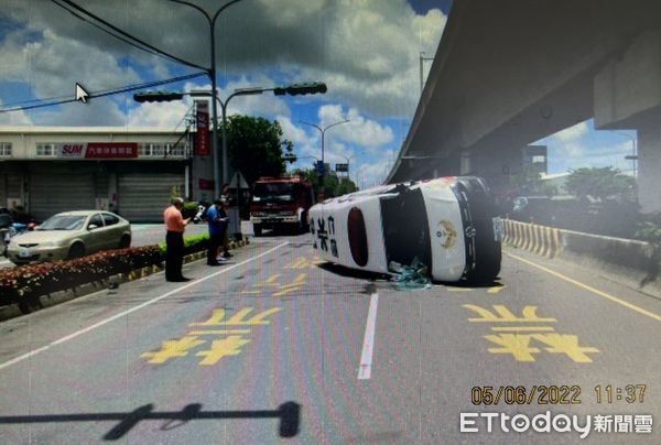 ▲台南市消防局仁德分隊救護車執行緊急搶救勤務，在前往現場途經歸仁區中山路三段高鐵橋下，與1轎車擦撞，造成救護車翻復，3人受傷送醫。（圖／民眾提供，下同）