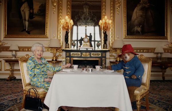 ▲▼柏靈頓熊陪96歲女王與喝下午茶。（圖／路透）