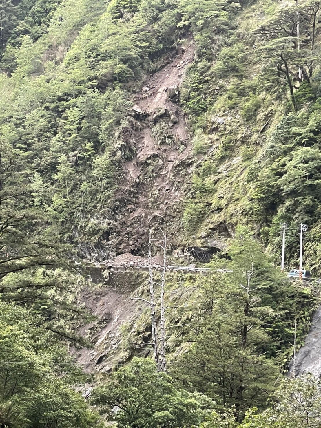 ▲▼南橫公路天池－啞口路段崩塌。（圖／讀者提供）