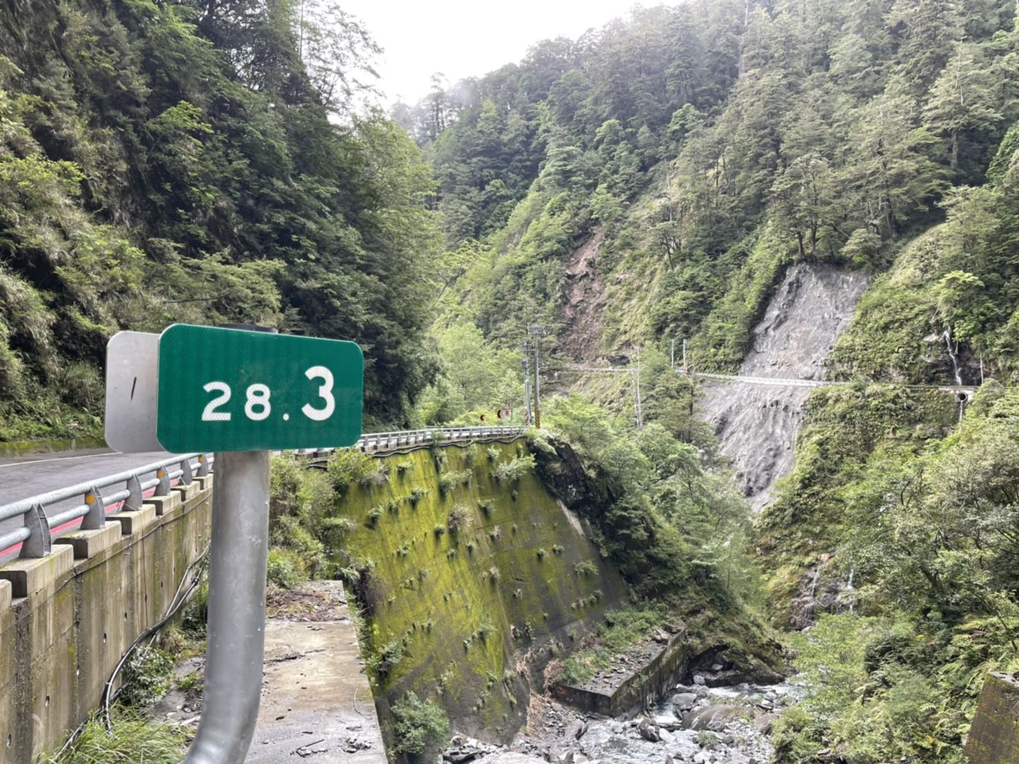 ▲▼南橫公路天池－啞口路段崩塌。（圖／讀者提供）