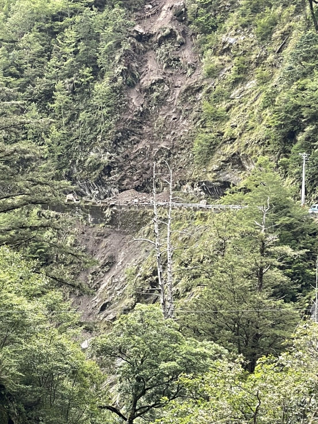 ▲▼南橫公路天池－啞口路段崩塌。（圖／讀者提供）