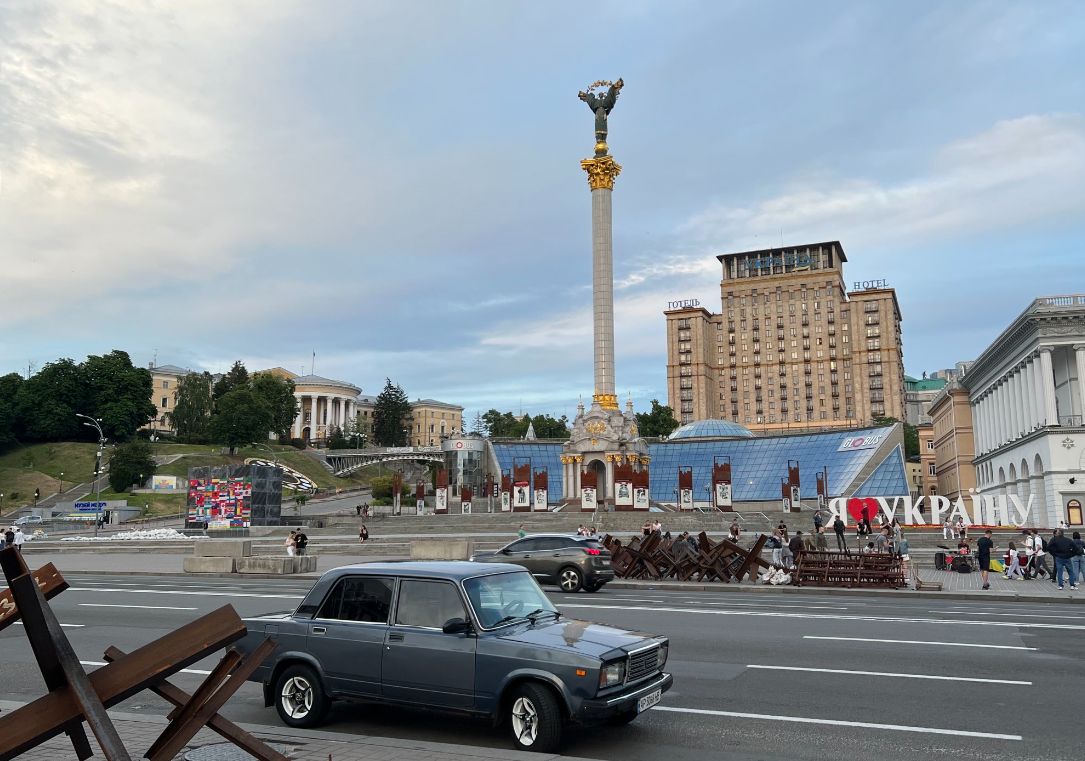 ▲▼ 烏克蘭首都基輔廣場出現中華民國國旗。（圖／翻攝自推特）
