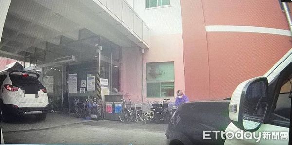 ▲仁愛鄉民眾遭蛇咬傷向警求助，警車火速開道送醫搶救。（圖／記者高堂堯翻攝）