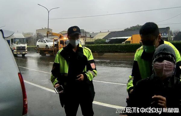 ▲雲林68歲失智阿嬤在大雨中走了10公里，被警員找到時口中還唸著要拿衣褲去縫。（圖／記者蔡佩旻翻攝）