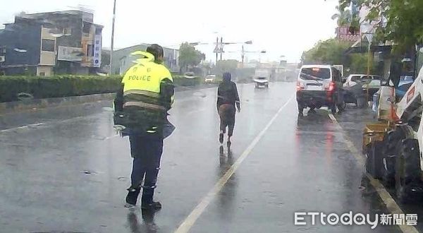 ▲雲林68歲失智阿嬤在大雨中走了10公里，被警員找到時口中還唸著要拿衣褲去縫。（圖／記者蔡佩旻翻攝）