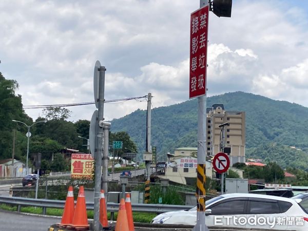 ▲國道6號愛蘭交流道口道路監視奏功，3個月取締18件亂丟垃圾。（圖／南投縣政府提供，下同）