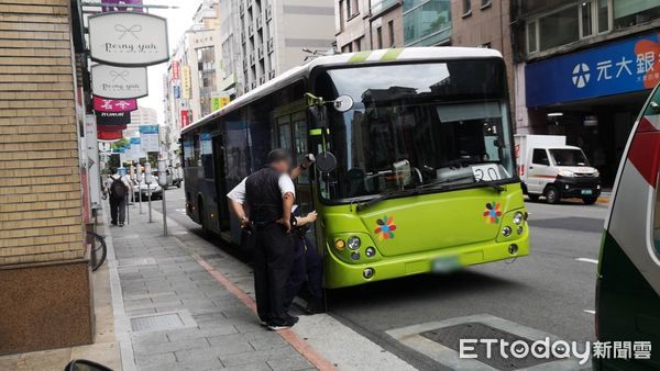 ▲▼台北市中正區重慶南路衡陽路口車禍，一輛公車與行人發生碰撞，行人被壓在車底昏迷。（圖／記者黃彥傑攝）