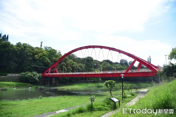 ▲▼橫跨於美崙溪上的菁華橋，是花蓮市重要觀光地標。（圖／花蓮市公所提供）