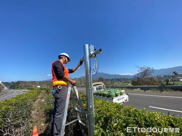 ▲國道三號愛蘭交流道道路監視奏效，3個月取締18件亂丟垃圾。（圖／南投縣政府提供）