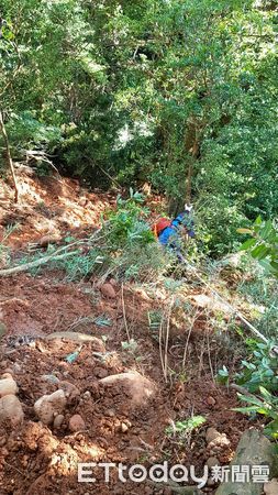 ▲▼苗栗火炎山梅雨季登山步道崩塌。（圖／記者蔡文淵翻攝）