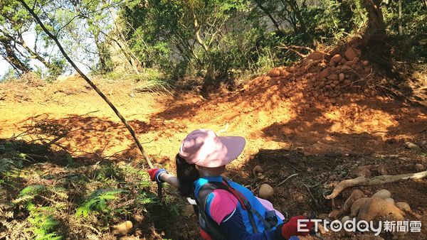 ▲▼苗栗火炎山梅雨季登山步道崩塌。（圖／記者蔡文淵翻攝）