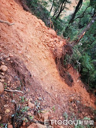 ▲▼苗栗火炎山梅雨季登山步道崩塌。（圖／記者蔡文淵翻攝）