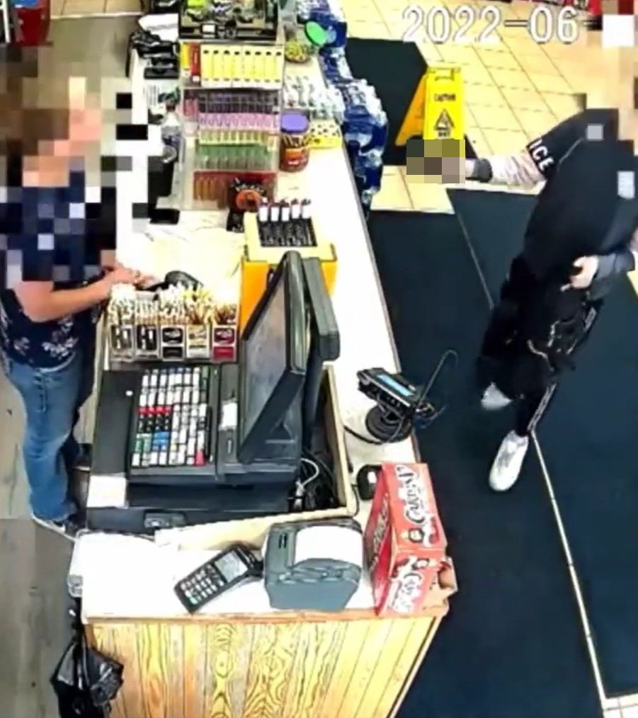▲▼美國12歲男孩持槍搶劫商店。（圖／翻攝自Twitter／@VindictiveMMA）