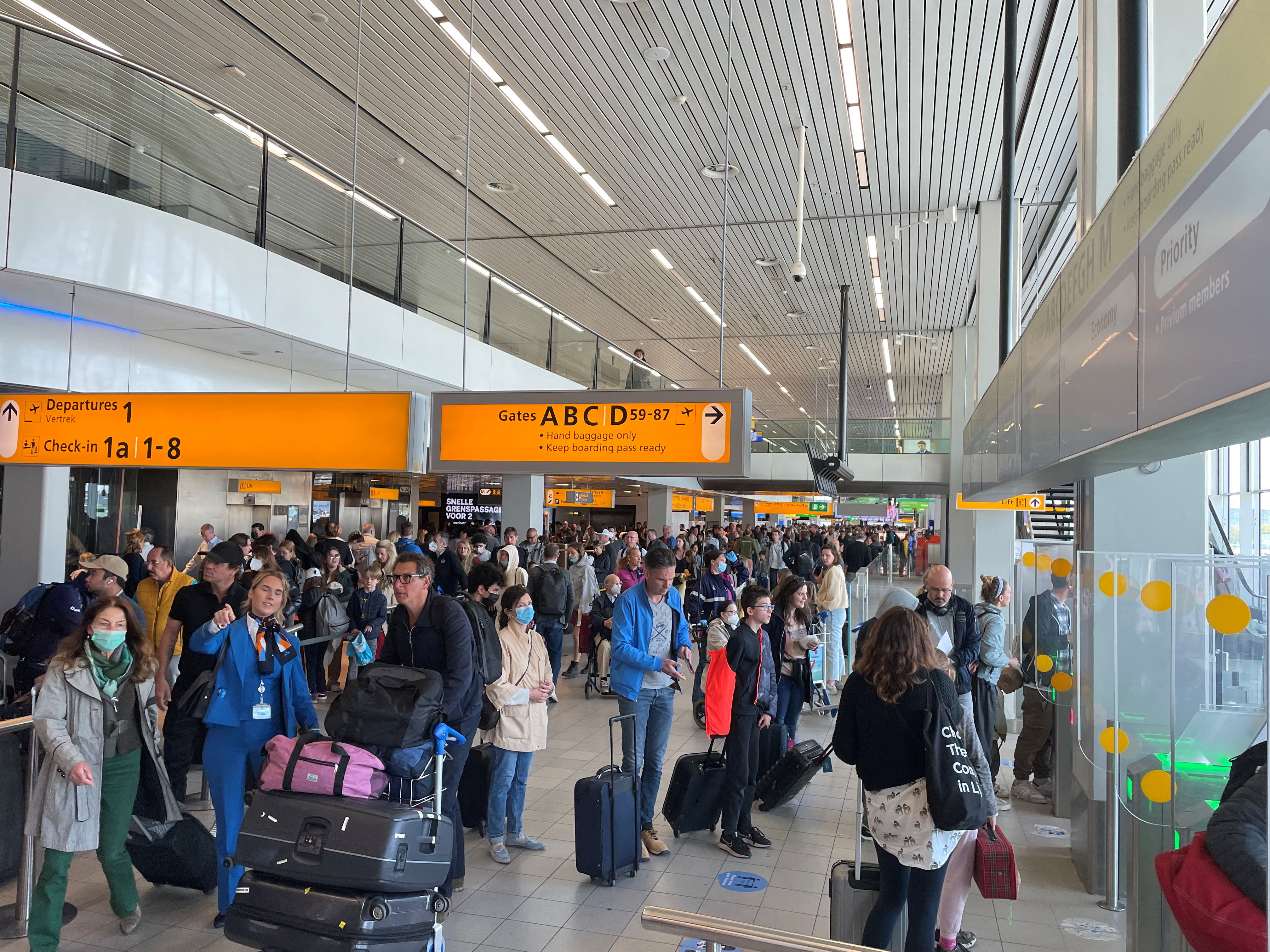 ▲▼ 荷蘭阿斯姆特丹史基浦機場（Amsterdam Schiphol Airport）滿是等待搭機的遊客。（圖／路透）