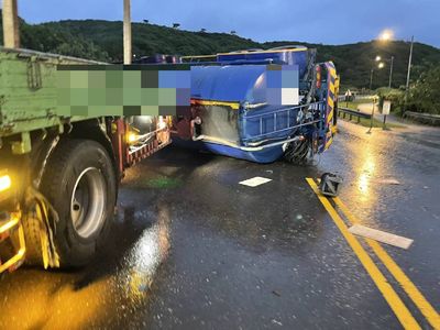 快訊／貢寮濱海公路槽車翻覆！駕駛一度受困　現場維持單線通行