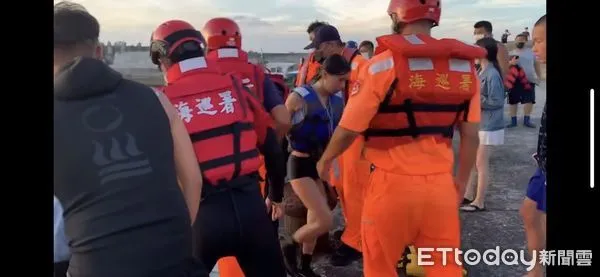 ▲綠島遊客操槳遭浪帶離，海巡整合民間接力救援。（圖／記者楊漢聲翻攝）