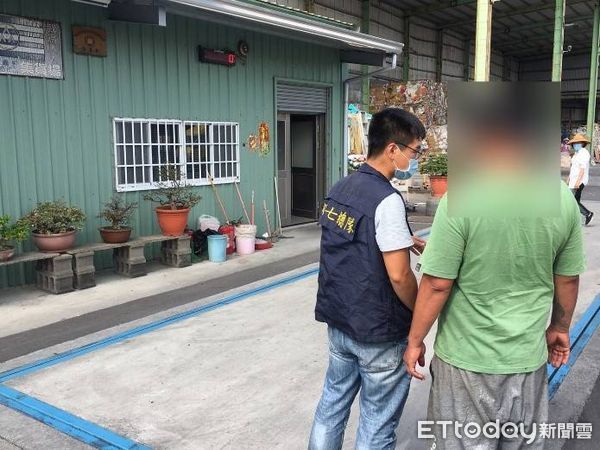 ▲保七總隊第8大隊會同高雄市警方逮獲江男涉嫌盜竊柚木             。（圖／記者陳崑福翻攝，下同）